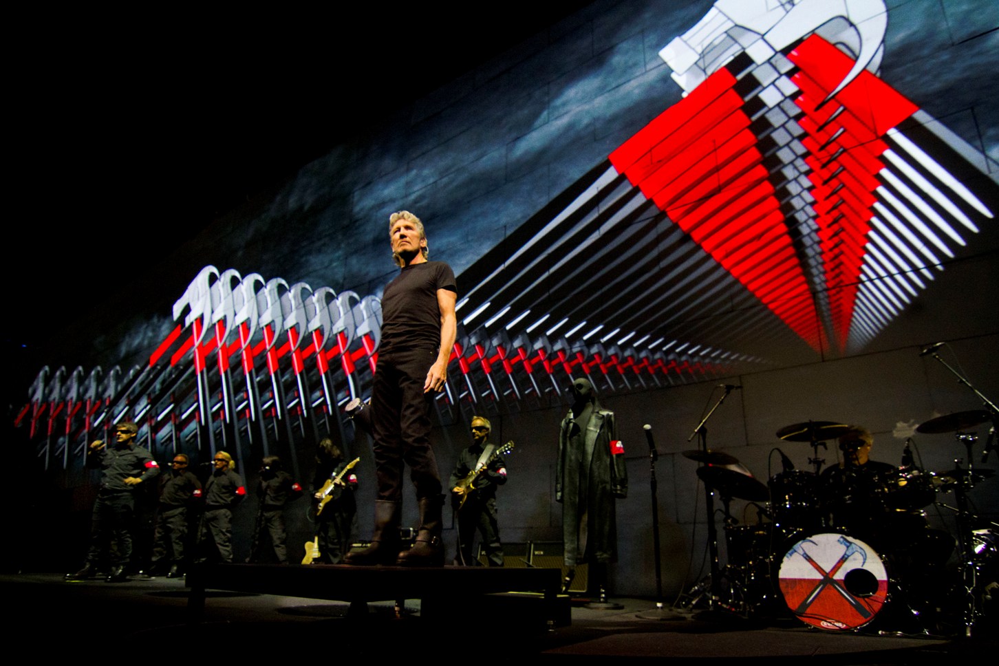 Roger Waters aduce in Romania super-productia The Wall!